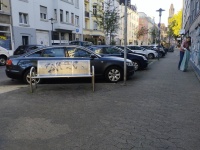 Menschen mit Müllsäcken und Warnwesten auf dem Bürgersteig