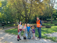 Menschen mit Warnwesten und Müllsäcken