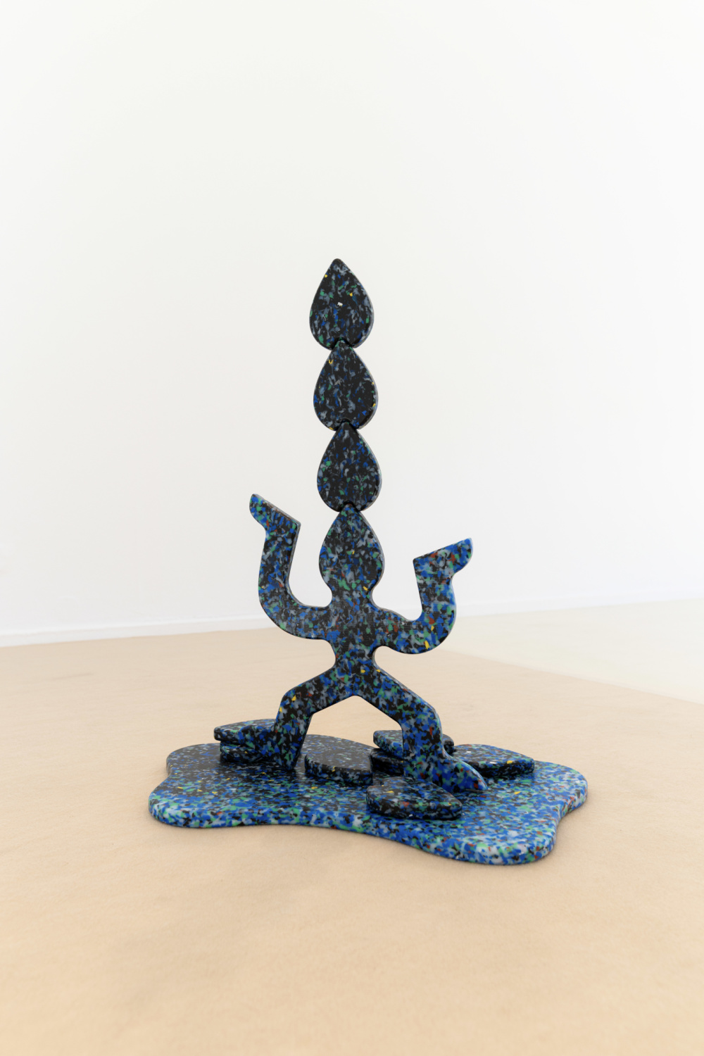 Hold Your Thougts von Eric Schwarz Kunstspielzeug in Form einer blau gemusterten Figur