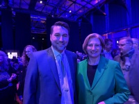 OB Conradt neben Ministerpräsidentin Anke Rehlinger in blauem Licht