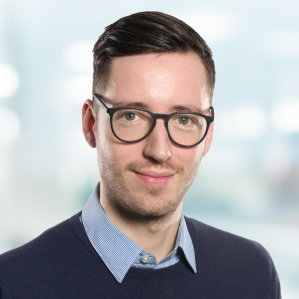 Mann lächelt freundlich in die Kamera Mann lächelt freundlich in die Kamera