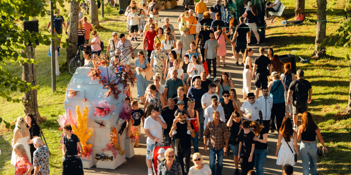 Straße mit vielen Menschen