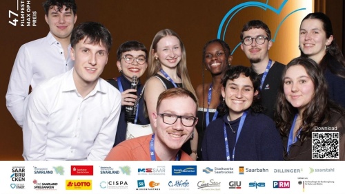 12 junge Menschen in der Fotobox des FFMOP