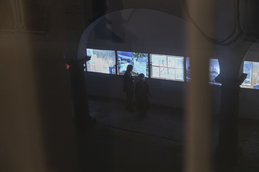 Leuchtkästen Innenhof Fritz Laszlo Weber Provinzen im Zentrum