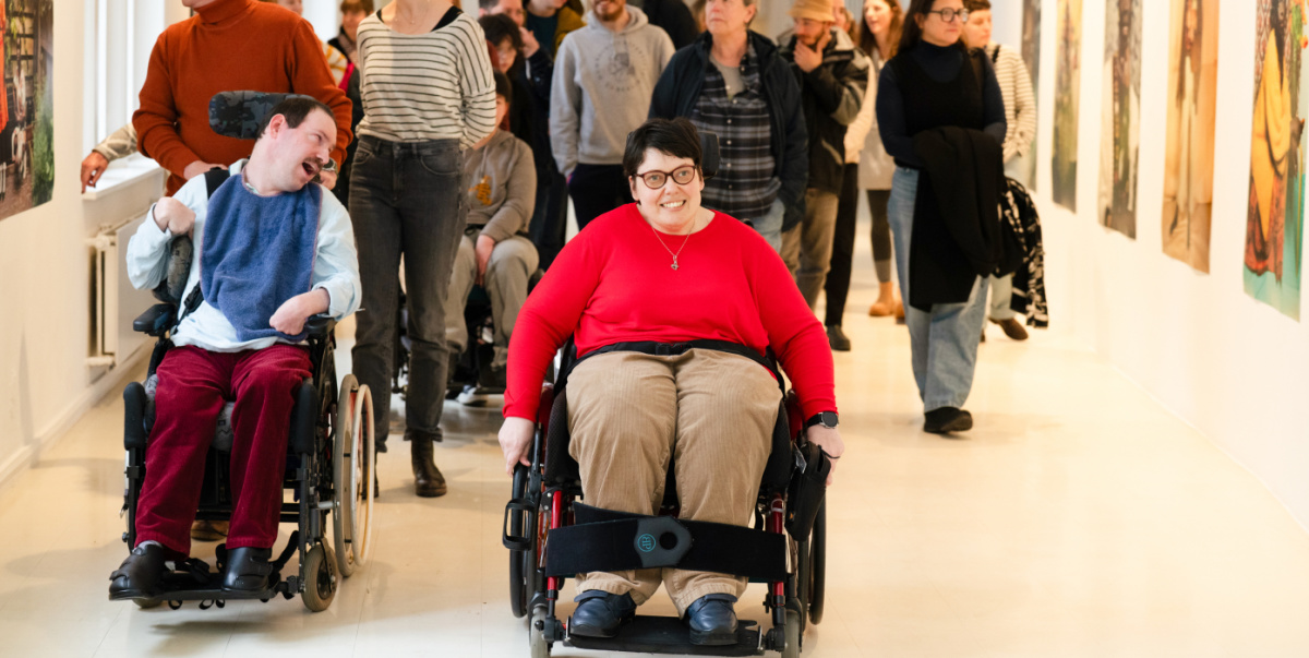 Menschen in der Ausstellung SUMMSUMMSUMM