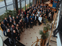 Menschengruppe in einer Hotellobby, die von oben fotografiert wird