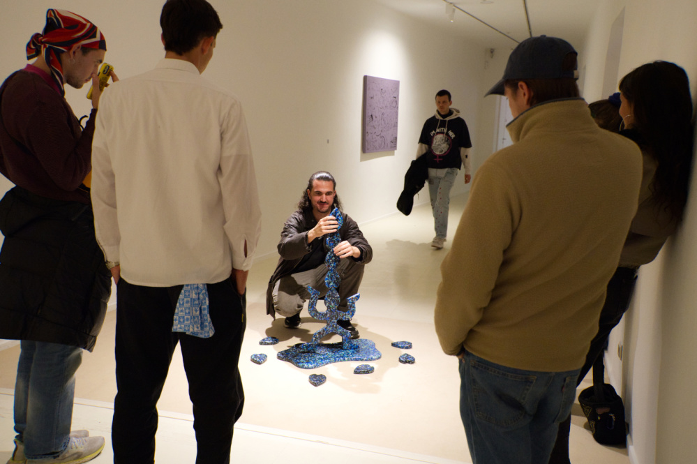Eröffnung SUMMSUMMSUMM Stadtgalerie Menschen stehen um eine Skulptur herum und betrachten sie