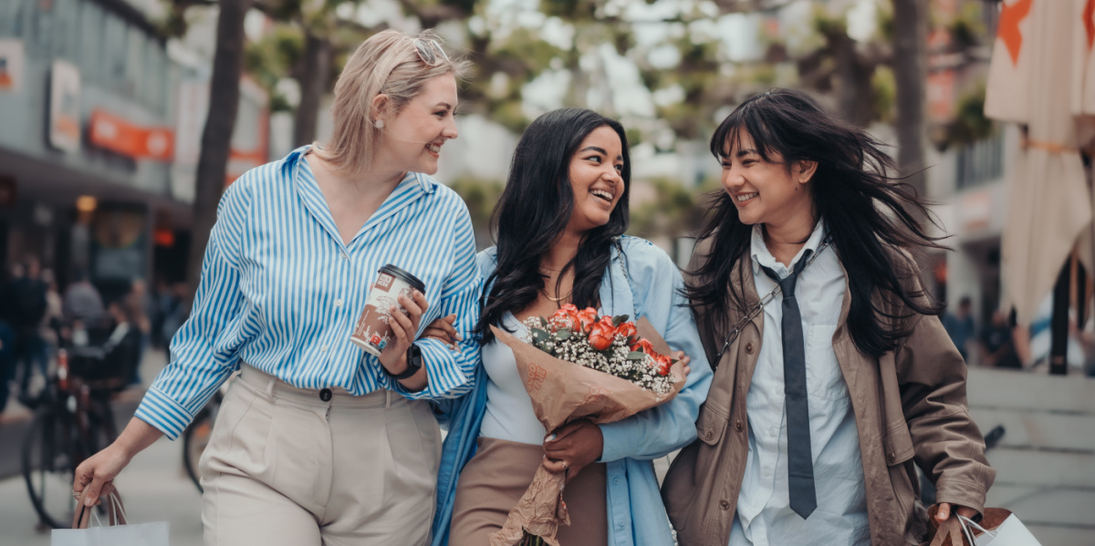 Shopping Frühling ©Visit Saarbrücken Drei Frauen beim Shoppen in der Bahnhofstraße