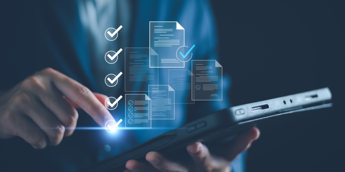 Stockfoto Optimierung, Mann wischt auf Tablet, To-Do-Liste abgehakt