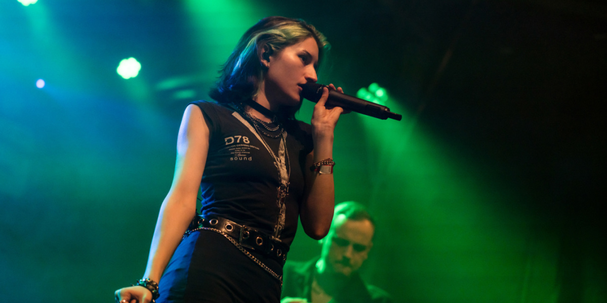 Altstadtfest, Bühne 2. Chance schwarz angezogene Sängerin mit performt vor grünem Bühnenlicht