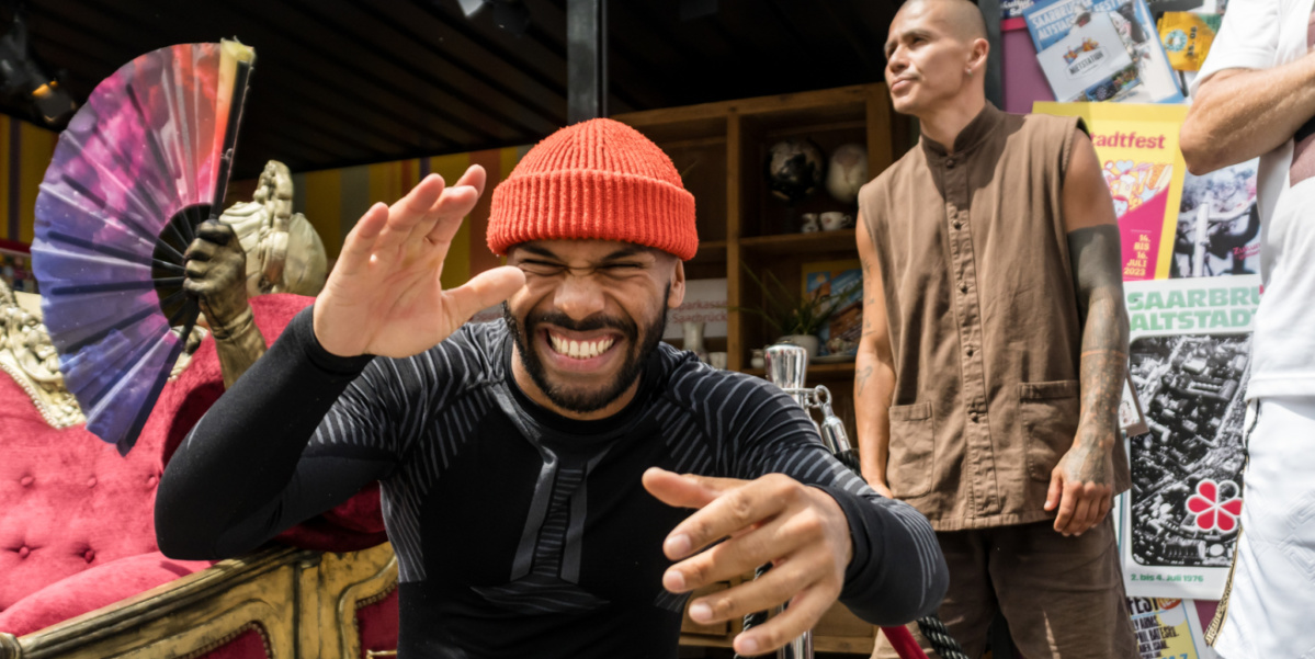 Altstadtfest, Bühne 2. Chance Breakdancer mit oranger Mütze post für die Kamera