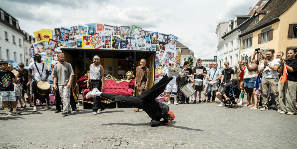 Altstadtfest, Bühne 2. Chance Breakdance-Move auf Kopfsteinpflaster, Publikum staunt