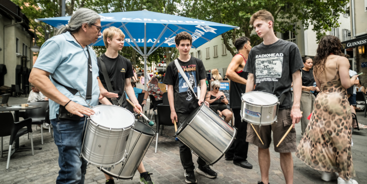 Altstadtfest, Bühne 2. Chance Drei Trommler mit Snaredrums unterhalten sich am Marktplatz