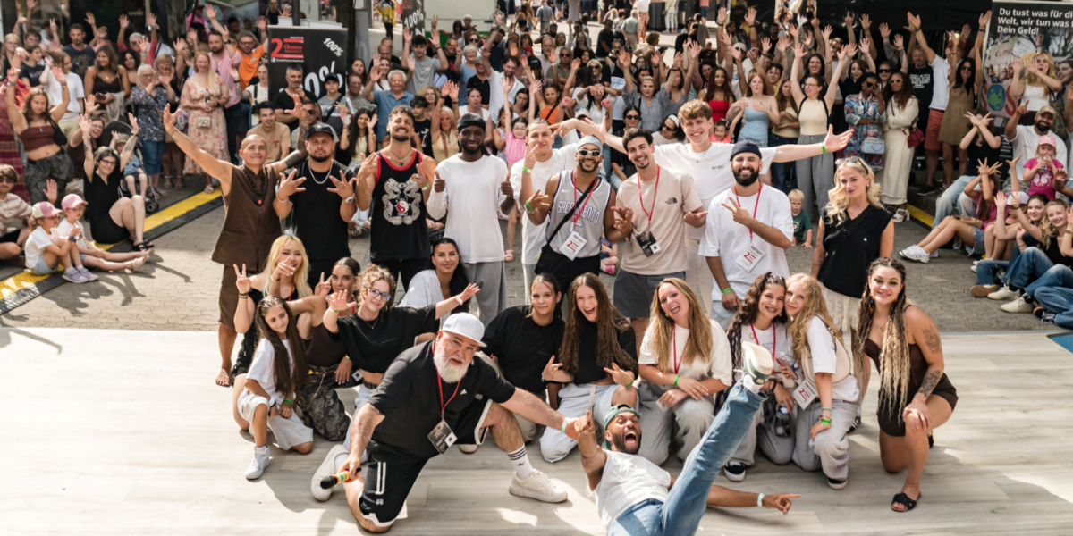 Altstadtfest, Bühne 2. Chance Großes Gruppenfoto mit jubelndem Publikum im Hintergrund
