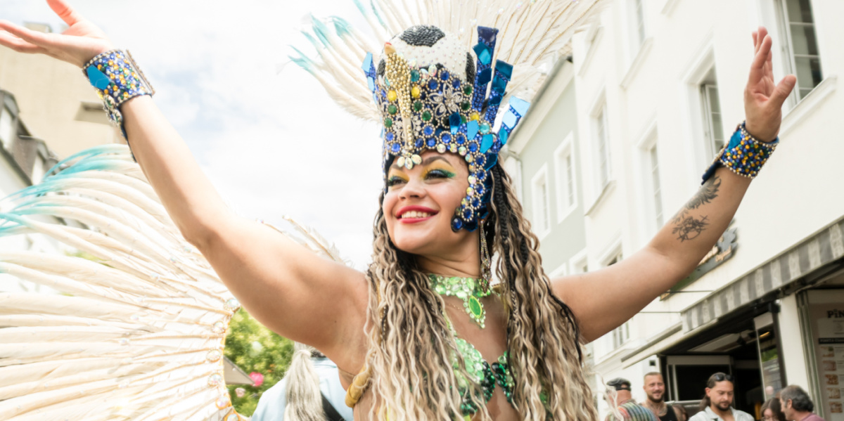Altstadtfest, Bühne 2. Chance Sambatänzerin mit Federkrone strahlt in die Kamera