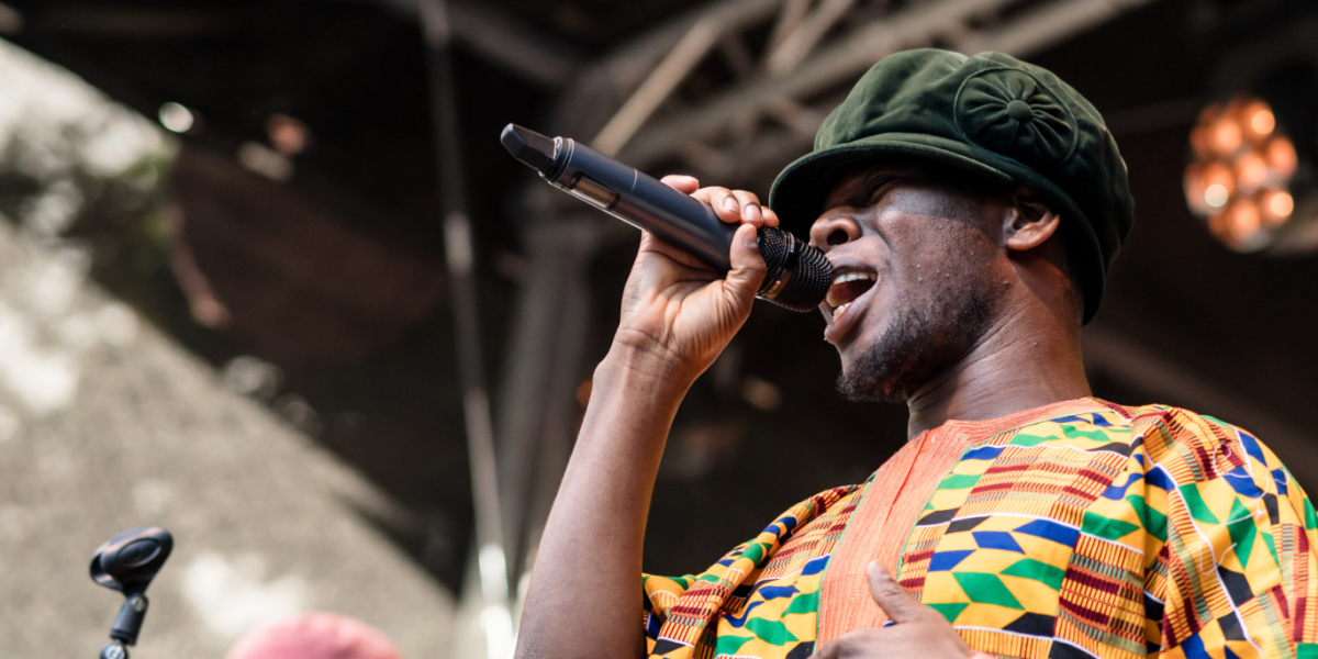 Altstadtfest, Bühne 2. Chance Sänger im Kente-Gewand performt leidenschaftlich am Mikro