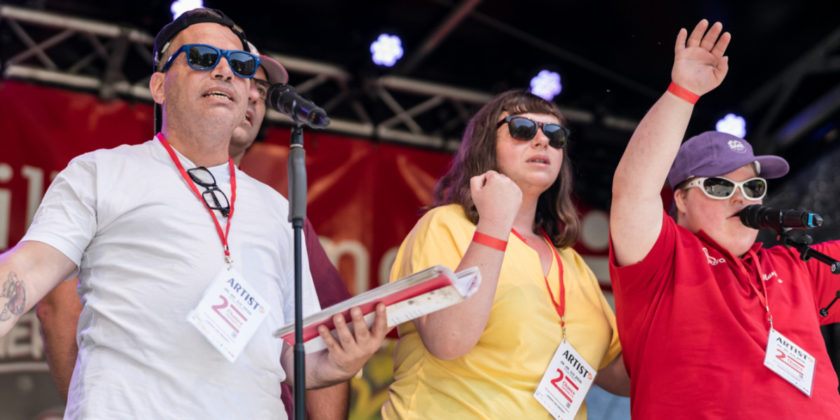 Altstadtfest, Bühne 2. Chance Drei Personen mit Sonnenbrillen auf einer Bühne