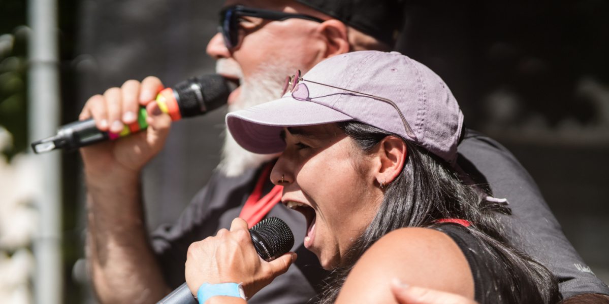 Altstadtfest, Bühne 2. Chance Zwei Sänger umarmen sich innig beim gemeinsamen Auftritt