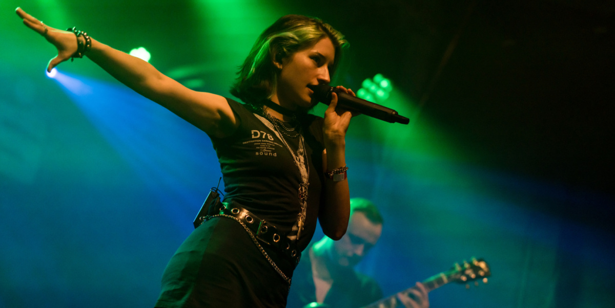 Altstadtfest, Bühne 2. Chance Rocksängerin streckt Arm aus, Gitarrist im Hintergrund