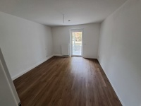 Zimmer mit Balkontür,  Wände und Decken weiß, Vinylboden eichefarben