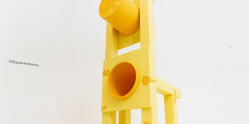Ausstellungsansicht Stadtgalerie BNAG 10-26 gelbe Summloch-Skulptur aus Holz und Mülleimern